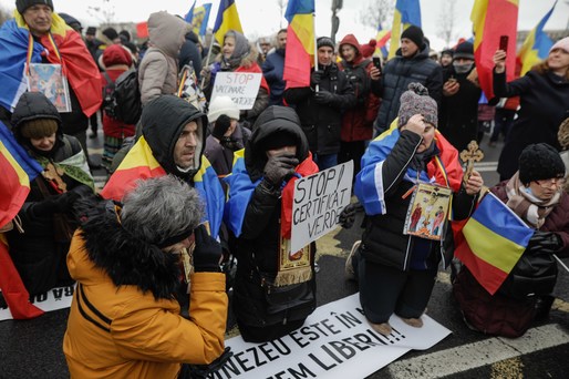 VIDEO&FOTO Conflicte în fața Parlamentului - Protestatari AUR forțează intrarea în clădire. SPP a blocat intrările