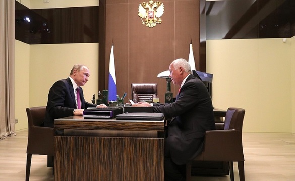 Serghei Chemezov, alături de Vladimir Putin. Sursă foto: http://en.kremlin.ru/