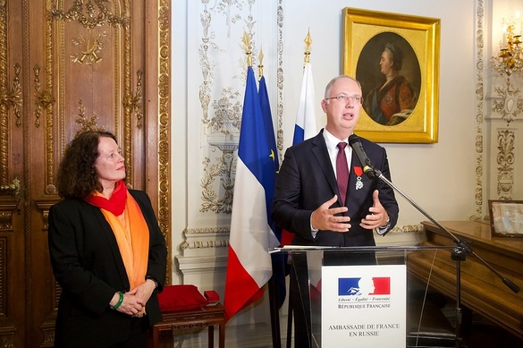 CEO-ul Fondului Suveran al Rusiei, Kiril Dmitriev, primește Legiunea de Onoare din partea ambasadorului Franței la Moscova, Sylvie-Agnès Bermann, noiembrie 2018. Sursă foto: https://ru.ambafrance.org/