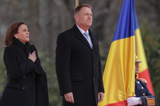 GALERIE FOTO Vicepreședintele SUA Kamala Harris, la București. Ministrul de Externe Bogdan Aurescu i-a oferit un buchet de flori la sosire