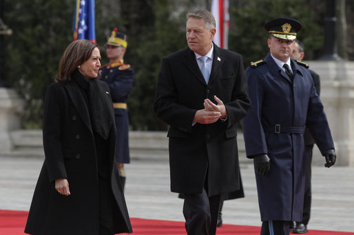 GALERIE FOTO Vicepreședintele SUA Kamala Harris, la București. Ministrul de Externe Bogdan Aurescu i-a oferit un buchet de flori la sosire