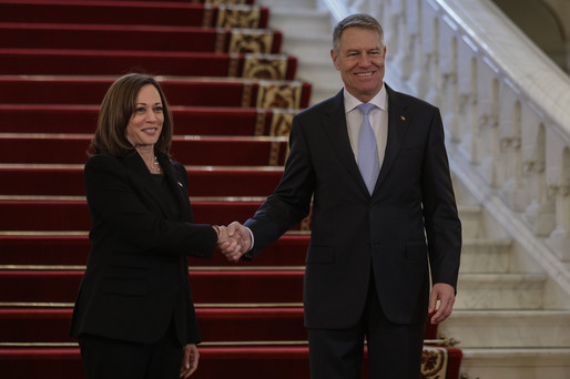 GALERIE FOTO Vicepreședintele SUA Kamala Harris, la București. Ministrul de Externe Bogdan Aurescu i-a oferit un buchet de flori la sosire