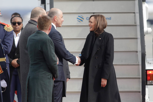 GALERIE FOTO Vicepreședintele SUA Kamala Harris, la București. Ministrul de Externe Bogdan Aurescu i-a oferit un buchet de flori la sosire