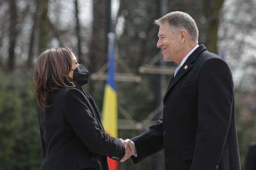 GALERIE FOTO Vicepreședintele SUA Kamala Harris, la București. Ministrul de Externe Bogdan Aurescu i-a oferit un buchet de flori la sosire