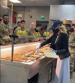 VIDEO Jill Biden le-a servit mâncare militarilor americani aflați la Baza de la Mihail Kogălniceanu 