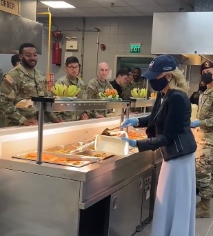 VIDEO Jill Biden le-a servit mâncare militarilor americani aflați la Baza de la Mihail Kogălniceanu 
