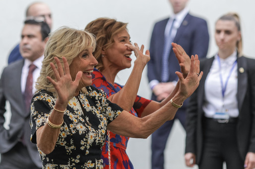 VIDEO&FOTO Jill Biden, întâlnire cu Carmen și Klaus Iohannis. Jill și Carmen au venit la școală ținându-se de mână