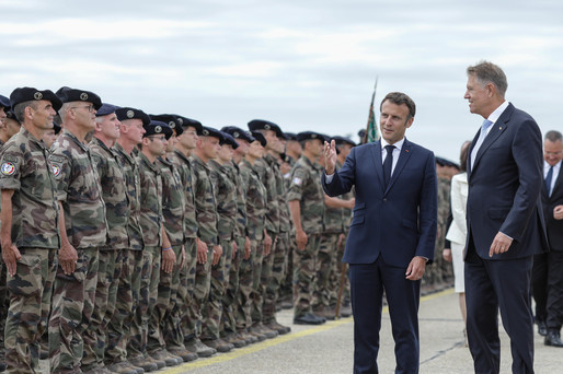 VIDEO&GALERIE FOTO Macron s-a întâlnit cu Iohannis la Baza Kogălniceanu. "Războiul este la porțile României"