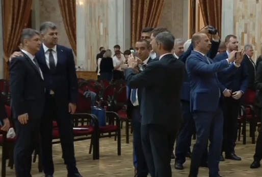 VIDEO Cîțu, Ciolacu și alți deputați români și moldoveni au dansat hora în Parlamentul de la Chișinău