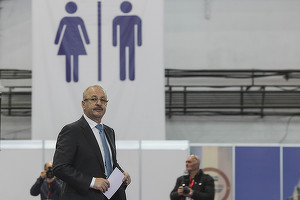 FOTO Dîncu, având zvon de remaniere, la o librărie din Bruxelles: Aici nu se aude vocea idioților. Nici răcnetele proștilor și nici șoaptele mieroase ale ticăloșilor nu pătrund până aici. Prietenii tăcuți din rafturi niciodată nu trădează și nu mint
