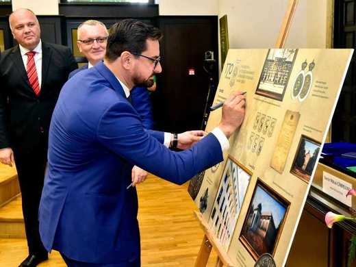 Fostul ministru Adrian Chesnoiu - urmărit penal de DNA pentru angajări