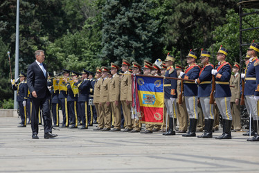 DOCUMENT Războiul din Ucraina a dublat numărul demisiilor din Armată. Tinerii încep să fugă de școlile militare, problema se va agrava. Banii mai mulți din sectorul privat, indicați ca "vinovați"