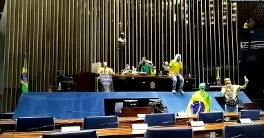 VIDEO Haos în Brazilia. Suporterii lui Bolsonaro au pătruns în Congres, trecând de barierele de securitate