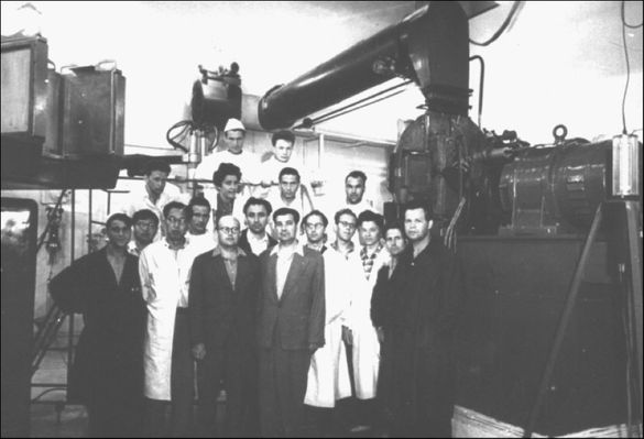 Cercetători ai Institutului, iunie 1960. Sursă foto: http://www.jinr.ru/
