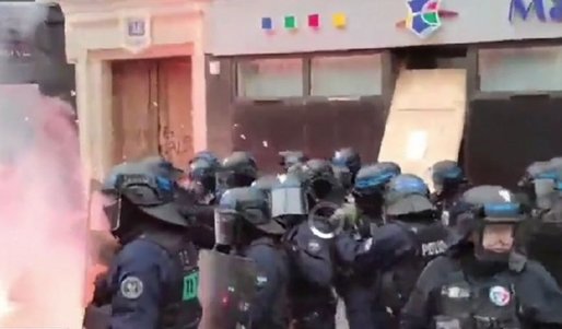 VIDEO Proteste violente în Franța: Manifestanții au luat la țintă restaurantul La Rotonde, frecventat de Macron