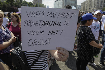 GALERIE FOTO Profesorii au ieșit pe stradă să ceară salarii mai mari. Mii de persoane protestează numai în București: Oferta Guvernului este jignitoare