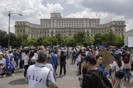 GALERIE FOTO Profesorii au ieșit pe stradă să ceară salarii mai mari. Mii de persoane protestează numai în București: Oferta Guvernului este jignitoare