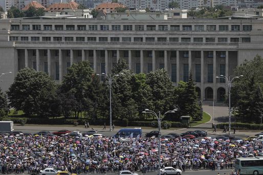 GALERIE FOTO Profesorii au ieșit pe stradă să ceară salarii mai mari. Mii de persoane protestează numai în București: Oferta Guvernului este jignitoare