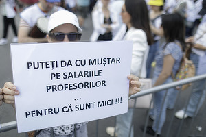 GALERIE FOTO Greva în educație continuă. Peste 15.000 de cadre didactice, în marș din Piața Victoriei la Cotroceni