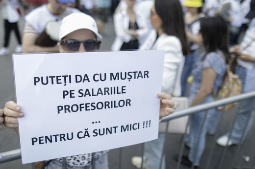 GALERIE FOTO Greva în educație continuă. Peste 15.000 de cadre didactice, în marș din Piața Victoriei la Cotroceni