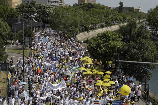 GALERIE FOTO Greva în educație continuă. Peste 15.000 de cadre didactice, în marș din Piața Victoriei la Cotroceni