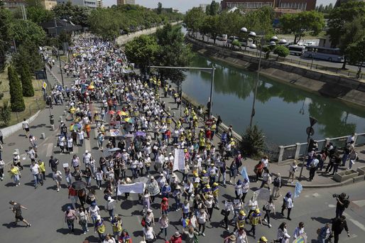 GALERIE FOTO Greva în educație continuă. Peste 15.000 de cadre didactice, în marș din Piața Victoriei la Cotroceni