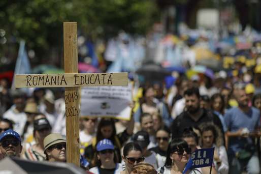 GALERIE FOTO Greva în educație continuă. Peste 15.000 de cadre didactice, în marș din Piața Victoriei la Cotroceni