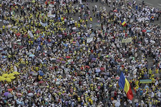 GALERIE FOTO Greva în educație continuă. Peste 15.000 de cadre didactice, în marș din Piața Victoriei la Cotroceni