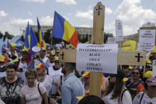 GALERIE FOTO Greva în educație continuă. Peste 15.000 de cadre didactice, în marș din Piața Victoriei la Cotroceni