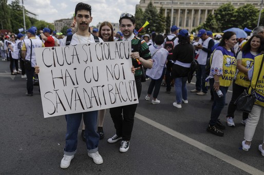 GALERIE FOTO Greva în educație continuă. Peste 15.000 de cadre didactice, în marș din Piața Victoriei la Cotroceni