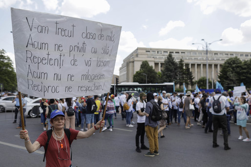 GALERIE FOTO Greva în educație continuă. Peste 15.000 de cadre didactice, în marș din Piața Victoriei la Cotroceni