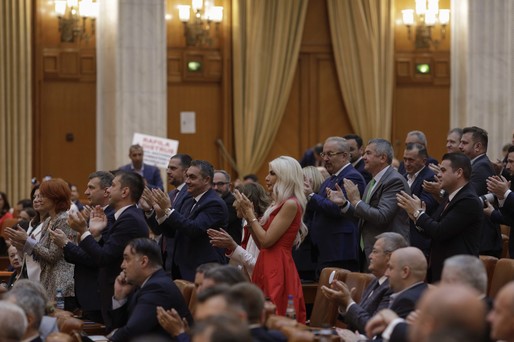 GALERIE FOTO Guvernul Ciolacu a primit votul de învestitură al Parlamentului. Ciucă l-a felicitat pe noul premier