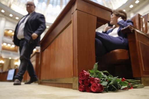 GALERIE FOTO Guvernul Ciolacu a primit votul de învestitură al Parlamentului. Ciucă l-a felicitat pe noul premier