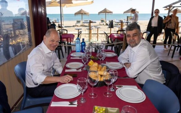 VIDEO&FOTO Ciolacu la masă, pe plajă, cu Scholz pentru Schengen