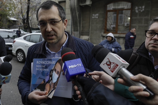 GALERIE FOTO Vlad Voiculescu, la sediul DNA: Eu vă spun că nicio decizie importantă nu era luată de domnul Cîțu fără domnul președinte. Îl voi invita pe domnul președinte să vorbească, să spună ce decizie a luat