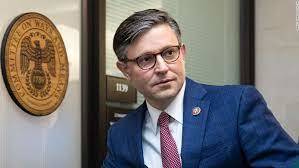 Amenințat cu destituirea, liderul republican al Camerei Reprezentanților, Mike Johnson, primește sprijinul lui Donald Trump. Discuții despre ajutorul pentru Ucraina