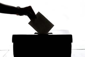 Pubele de gunoi în loc de urne în secția de votare și cutii de pantofi în loc de urne mobile, într-o localitate din Vrancea
