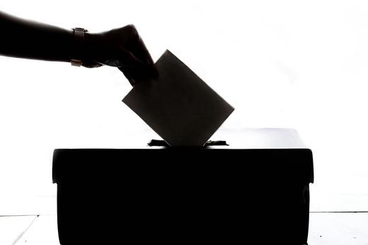 Pubele de gunoi în loc de urne în secția de votare și cutii de pantofi în loc de urne mobile, într-o localitate din Vrancea