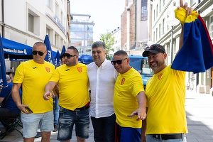 FOTO Marcel Ciolacu, baie de mulțime la Munchen înainte de meciul România-Ucraina