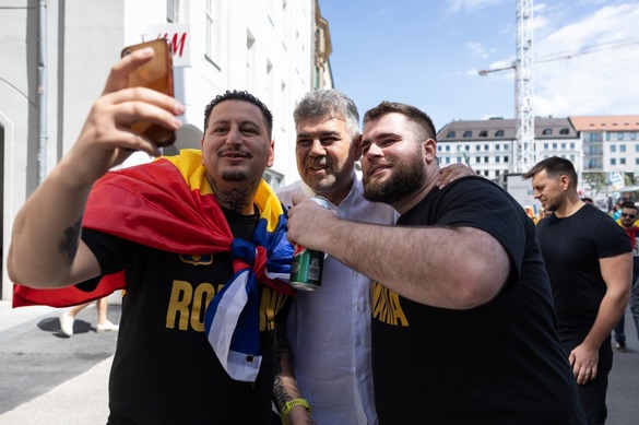 FOTO Marcel Ciolacu, baie de mulțime la Munchen înainte de meciul România-Ucraina