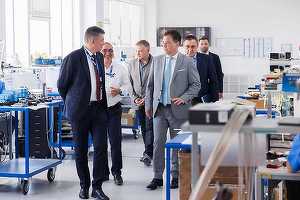 Ministrul Economiei, după discuțiile cu directorul BlueSpace Technology: Peste așteptări, de la o dronă care poate fi produsă în România până vehiculul blindat și echipamente pentru războiul electronic
