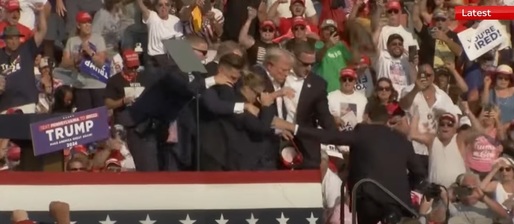 ULTIMA ORĂ VIDEO Trump - evacuat de la un miting de campanie, cu sânge pe urechea dreaptă, după ce s-au auzit împușcături. Un spectator mort. Trăgătorul, ucis de Secret Service