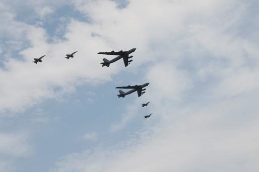 FOTO Bombardiere americane, la baza Mihail Kogălniceanu. Au fost interceptate de aeronave rusești 