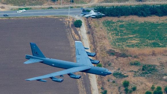 FOTO Bombardiere americane, la baza Mihail Kogălniceanu. Au fost interceptate de aeronave rusești 