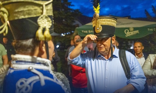 VIDEO Viktor Orban, primit la Băile Tușnad cu o șapcă de husar. Întâlnire cu Marcel Ciolacu la București