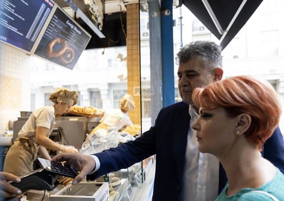 FOTO Ciolacu, care tocmai și-a anunțat candidatura la prezidențiale, prezintă imagini în care stă la coadă la covrigi