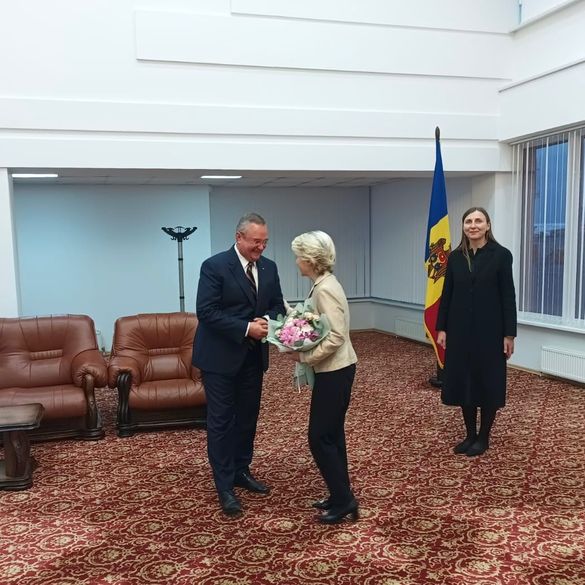 FOTO Ciucă, întâlnire neprevăzută cu Ursula von der Leyen pe Aeroportul din Chișinău
