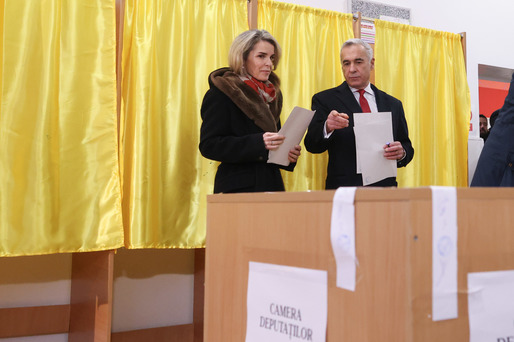 FOTO Călin Georgescu, la vot cu soția