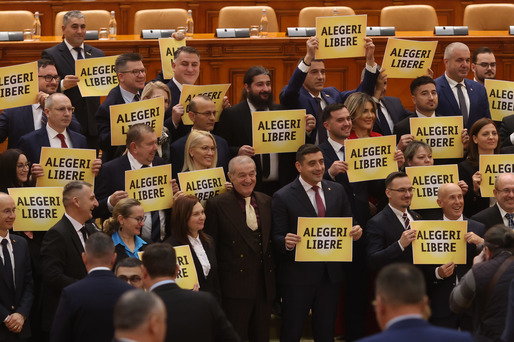 FOTO Gigi Becali și Mugur Mihăescu ”Garcea”, în noul Parlament. Deputații AUR au venit cu pancarte de protest 