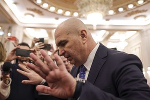 VIDEO&FOTO Scandal la Senat. Ilie Bolojan, huiduit de angajați după ce a anunțat concedieri